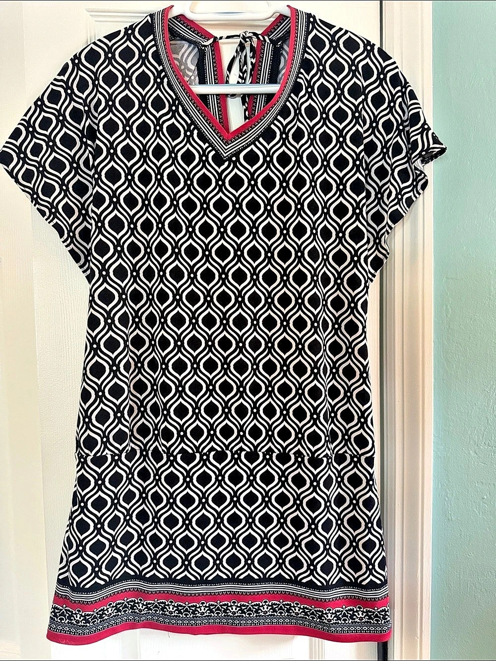 White House Black Market Geometric Mini Dress in Black & Pink Size Small Like